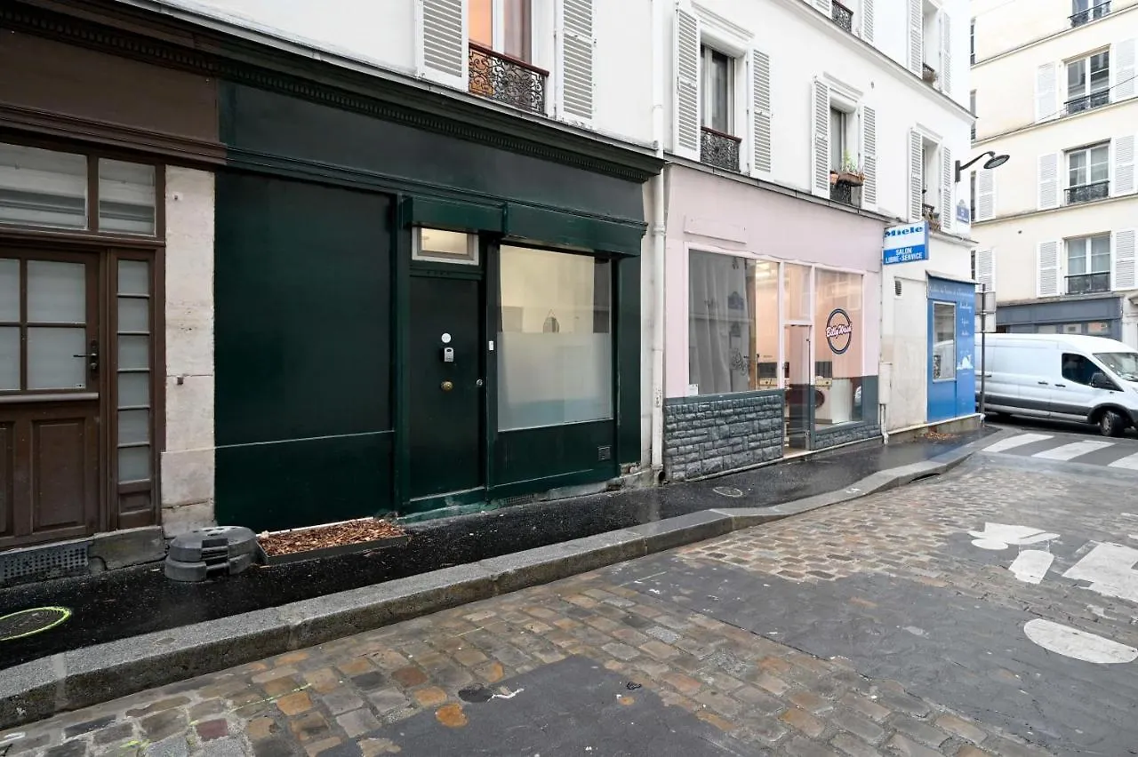 Black & White - Chic & Petit Maison- Pigalle 9Eme contacts